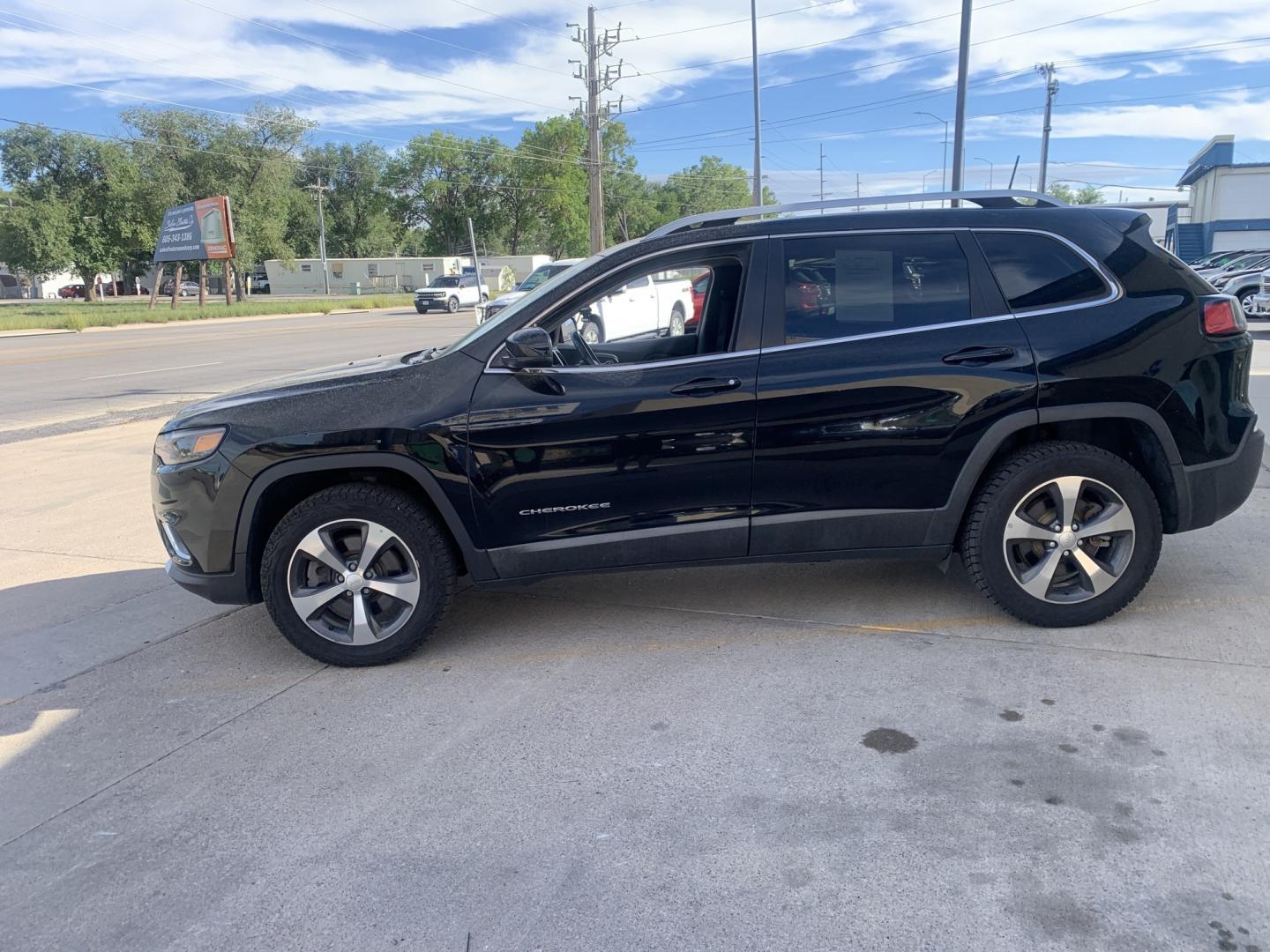 2019 Jeep Cherokee Limited 4WD (1C4PJMDX4KD) with an 3.2L V6 DOHC 24V engine, 9A transmission, located at 2015 Cambell Street, Rapid City, SD, 57701, (605) 342-8326, 44.066433, -103.191772 - ARRIVING SOON- Photo#1