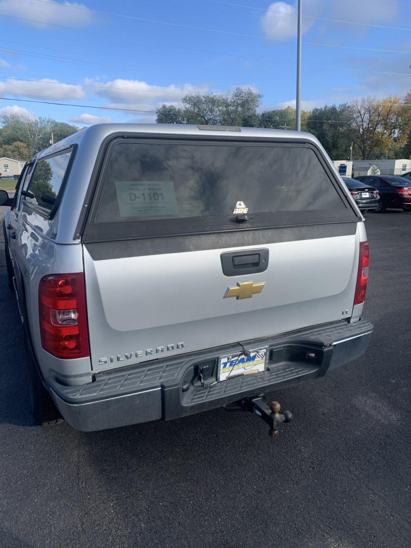 2013 Chevrolet Silverado 1500 LT Crew Cab 4WD (3GCPKSE72DG) with an 5.3L V8 OHV 16V FFV engine, located at 2015 Cambell Street, Rapid City, SD, 57701, (605) 342-8326, 44.066433, -103.191772 - CAR FAX AVAILABLE- Photo#3