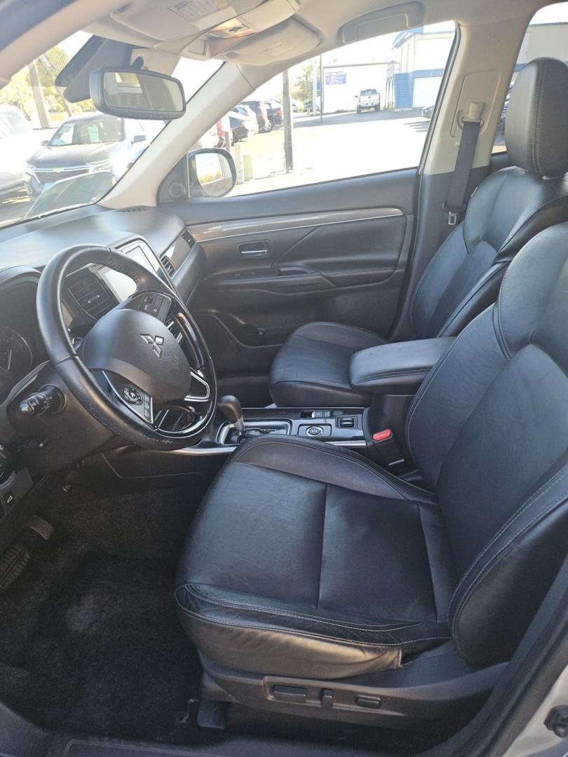 2020 /BLACK Mitsubishi Outlander SEL AWD (JA4AZ3A3XLZ) with an 2.4L L4 DOHC 16V engine, CVT transmission, located at 2015 Cambell Street, Rapid City, SD, 57701, (605) 342-8326, 44.066433, -103.191772- Photo#6
