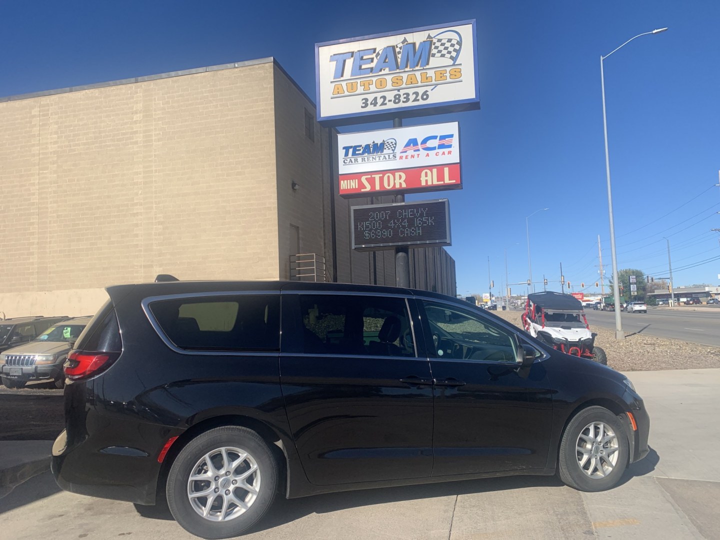 2023 Chrysler Pacifica Touring-L (2C4RC1BGXPR) with an 3.6L V6 DOHC 24V engine, 9A transmission, located at 2015 Cambell Street, Rapid City, SD, 57701, (605) 342-8326, 44.066433, -103.191772 - CAR FAX AVAILABLE- Photo#0