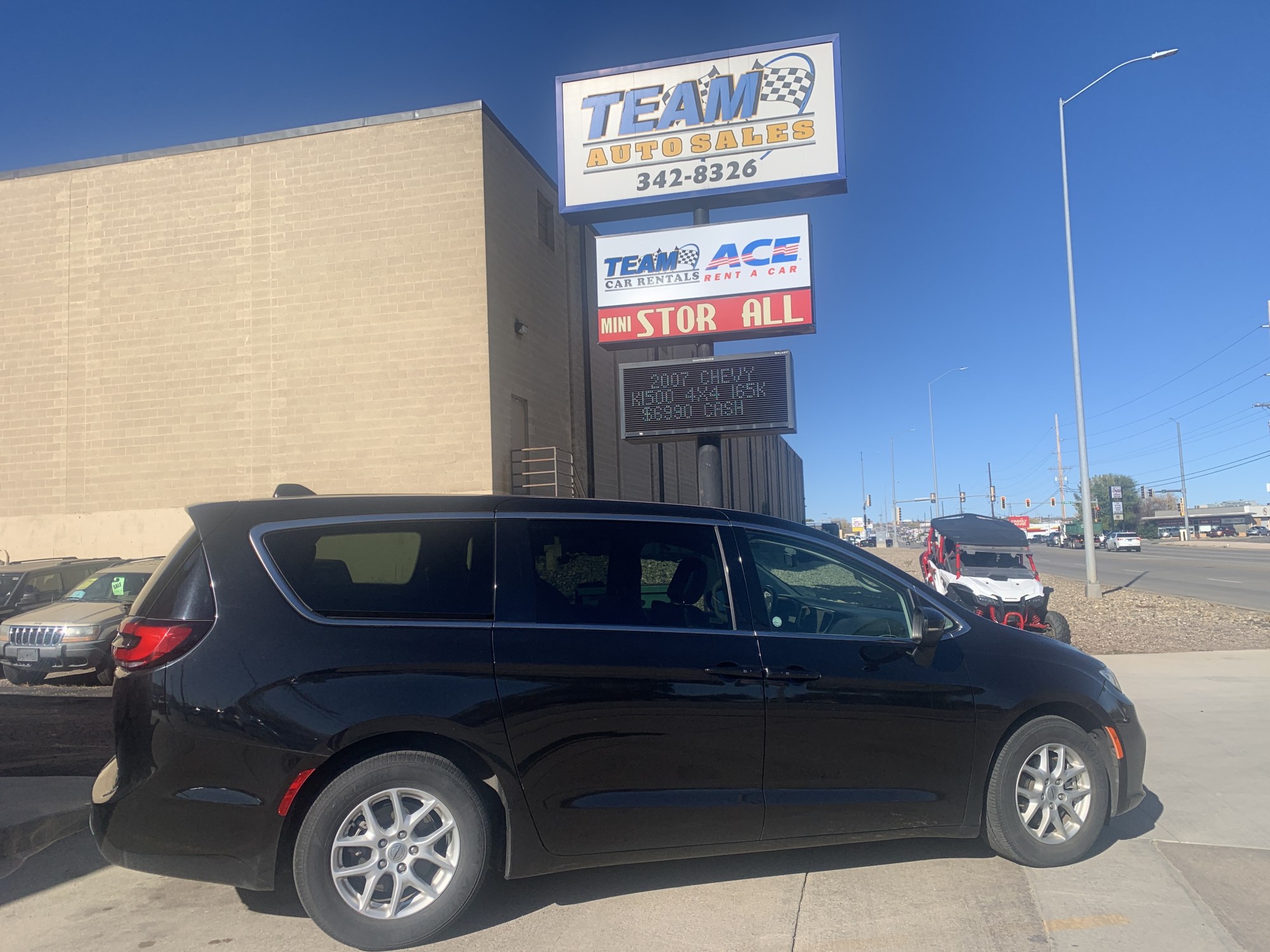 photo of 2023 Chrysler Pacifica Touring-L