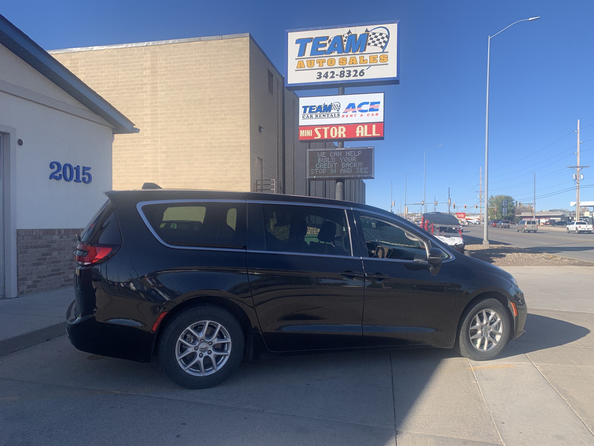 photo of 2023 Chrysler Pacifica Touring-L
