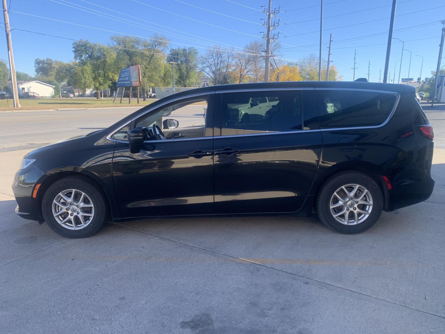 2023 Chrysler Pacifica Touring-L (2C4RC1BG0PR) with an 3.6L V6 DOHC 24V engine, 9A transmission, located at 2015 Cambell Street, Rapid City, SD, 57701, (605) 342-8326, 44.066433, -103.191772 - CAR FAX AVAILABLE- Photo#2