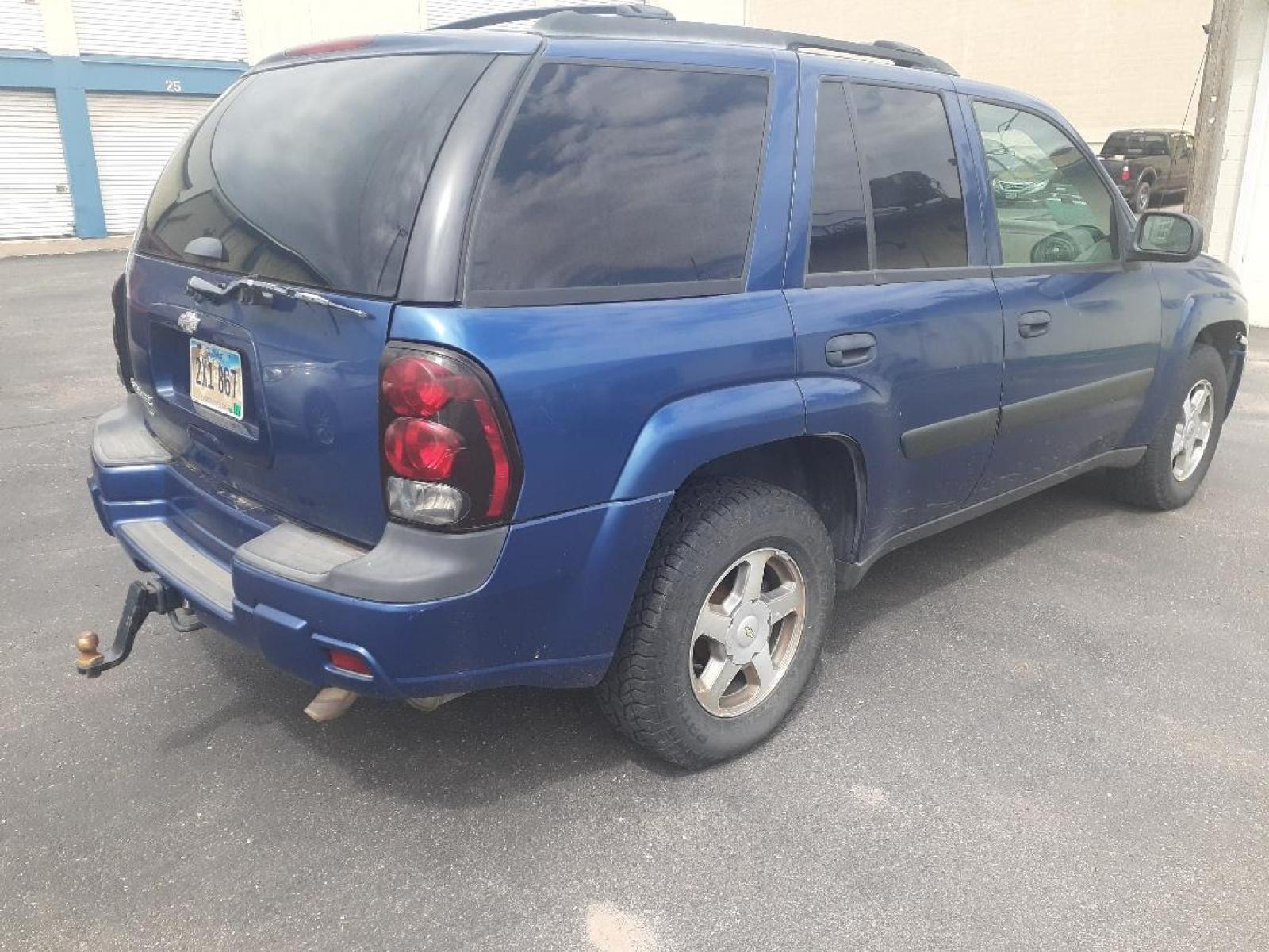 2005 Chevrolet TrailBlazer (1GNDT13S452) with an 4.2L L6 DOHC 24V engine, 4-Speed Automatic Overdrive transmission, located at 2015 Cambell Street, Rapid City, SD, 57701, (605) 342-8326, 44.066433, -103.191772 - CARFAX AVAILABLE - Photo #3