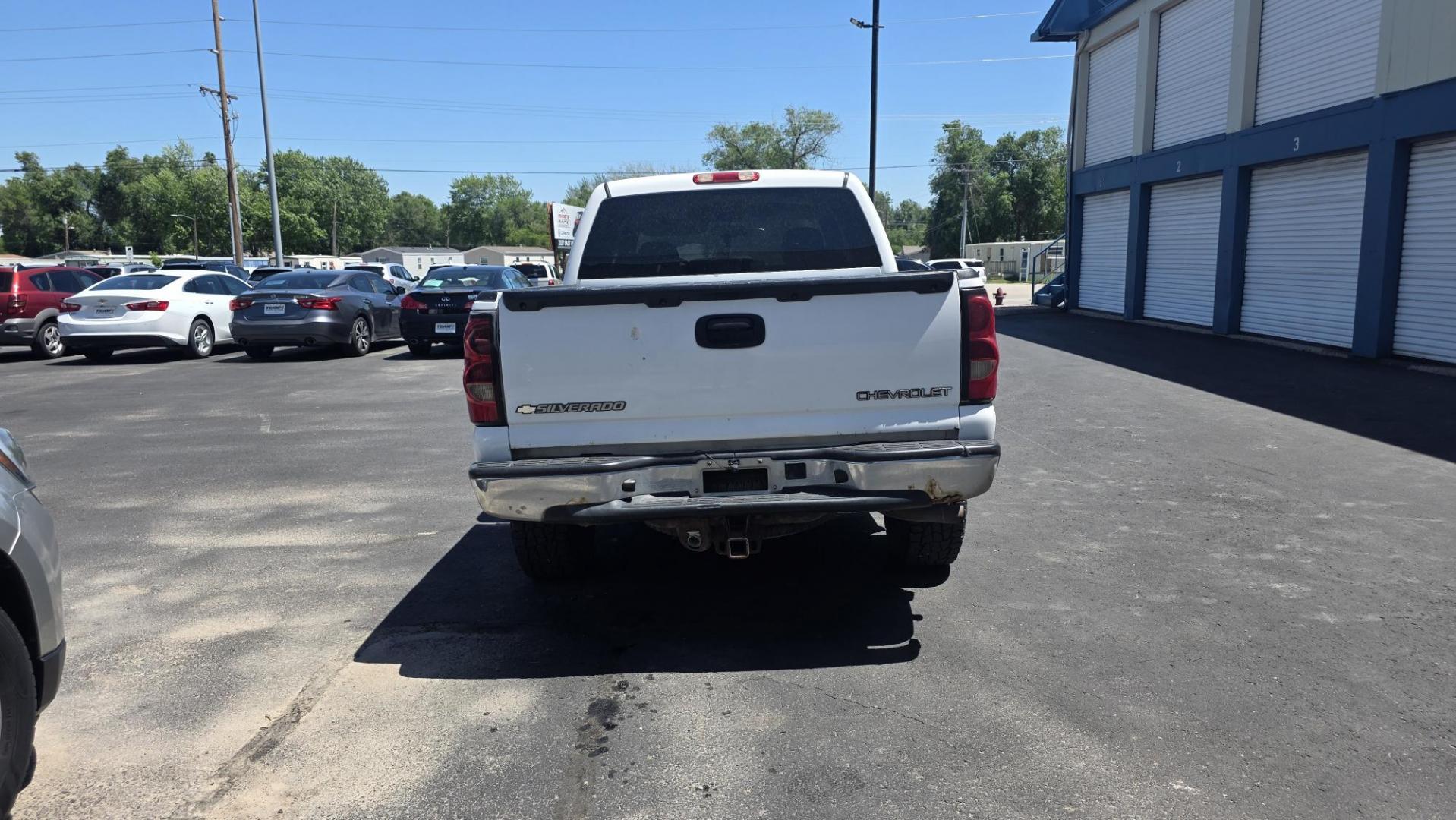 2005 Chevrolet Silverado 1500 (2GCEK13T451) with an 5.3L V8 OHV 16V engine, 4-Speed Automatic Overdrive transmission, located at 2015 Cambell Street, Rapid City, SD, 57701, (605) 342-8326, 44.066433, -103.191772 - FRESH TRADE - Photo#3