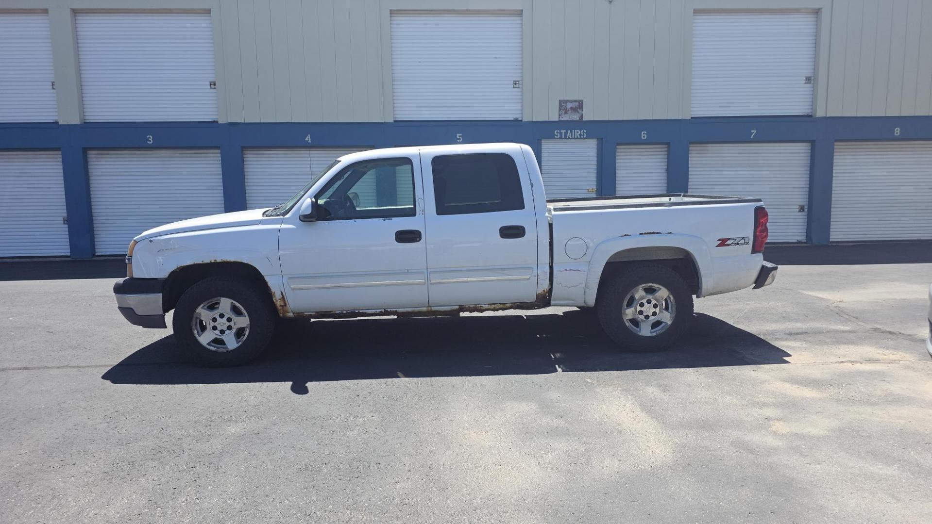 2005 Chevrolet Silverado 1500 (2GCEK13T451) with an 5.3L V8 OHV 16V engine, 4-Speed Automatic Overdrive transmission, located at 2015 Cambell Street, Rapid City, SD, 57701, (605) 342-8326, 44.066433, -103.191772 - FRESH TRADE - Photo#2