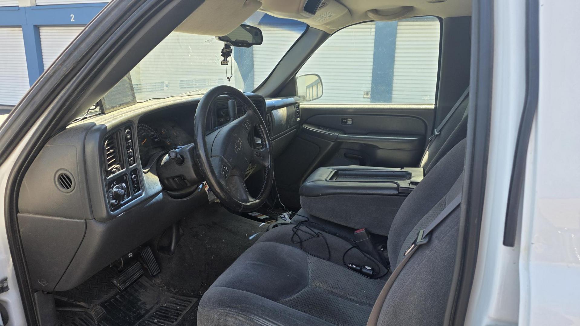2005 Chevrolet Silverado 1500 (2GCEK13T451) with an 5.3L V8 OHV 16V engine, 4-Speed Automatic Overdrive transmission, located at 2015 Cambell Street, Rapid City, SD, 57701, (605) 342-8326, 44.066433, -103.191772 - FRESH TRADE - Photo#4