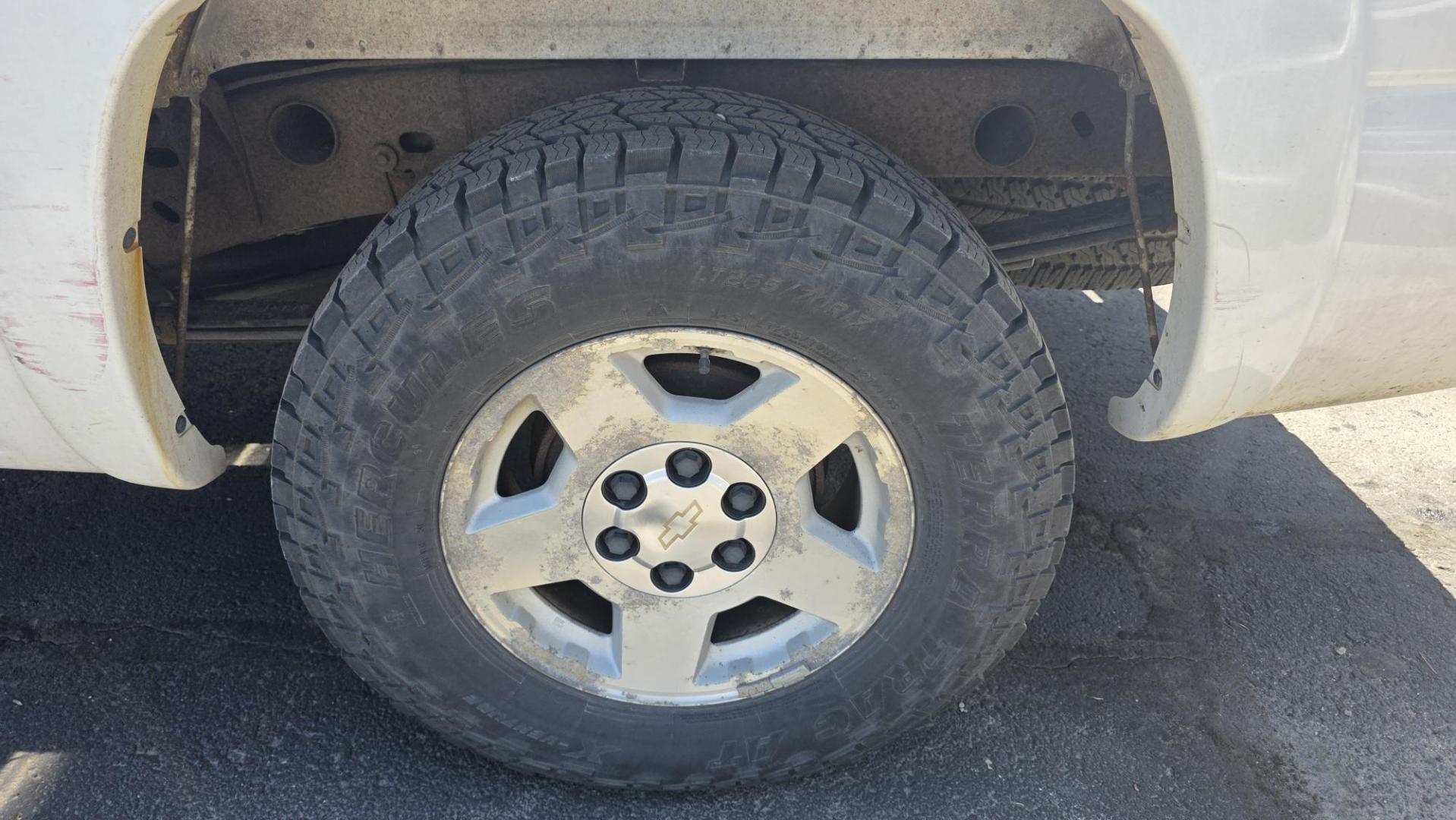 2005 Chevrolet Silverado 1500 (2GCEK13T451) with an 5.3L V8 OHV 16V engine, 4-Speed Automatic Overdrive transmission, located at 2015 Cambell Street, Rapid City, SD, 57701, (605) 342-8326, 44.066433, -103.191772 - FRESH TRADE - Photo#5